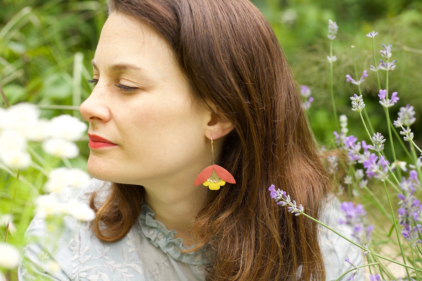 Boucles d'oreilles Fleur de Ginkgo cuir noir et rose chair, Dormeuses laiton doré à l'or fin 24 carats sans allergies