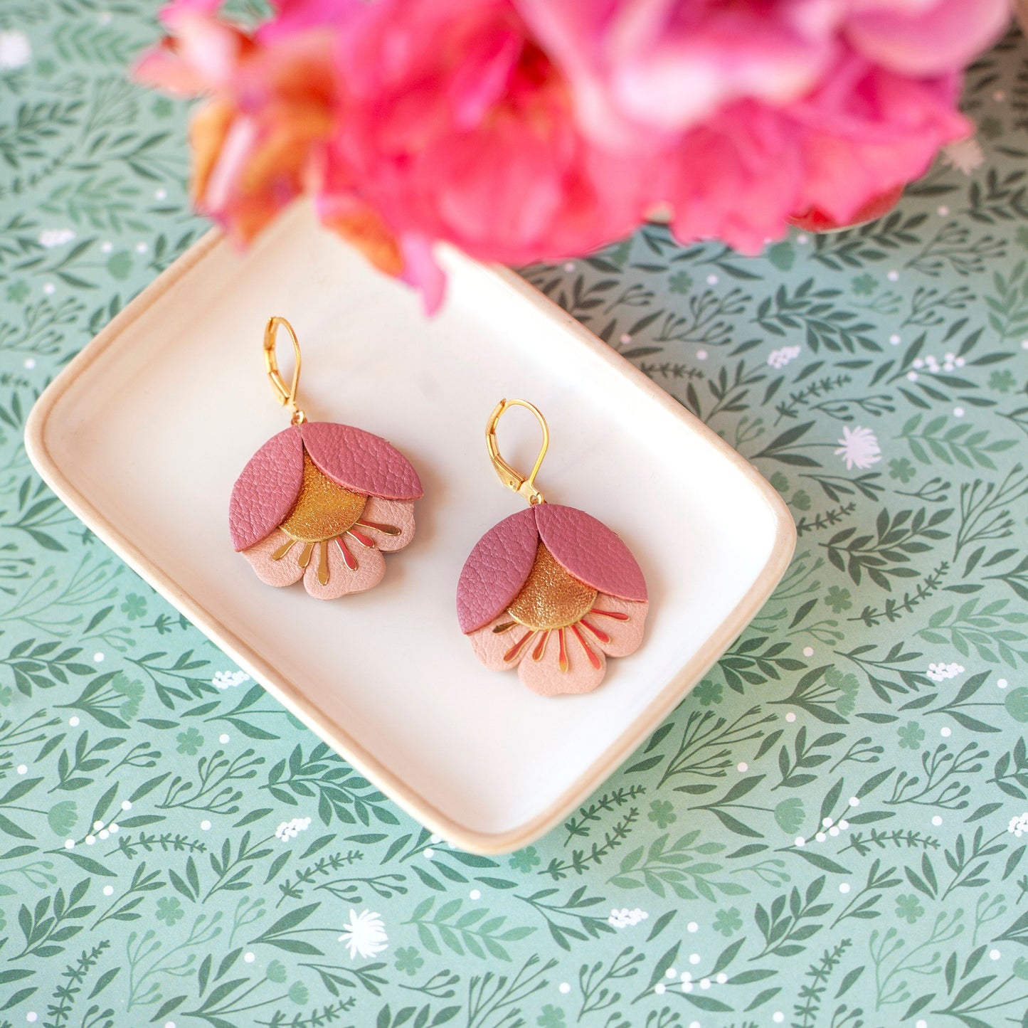 Boucles d'oreilles fleurs de cerisier cuir rose et doré, attaches laiton doré à l'or fin 24 carats hypoallergéniques