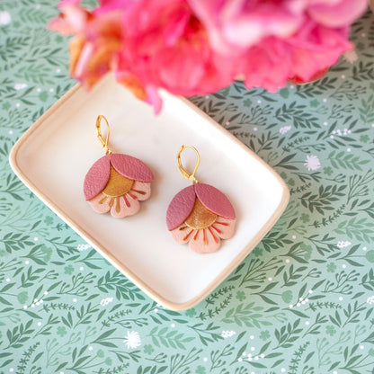 Boucles d'oreilles fleurs de cerisier cuir rose et doré, attaches laiton doré à l'or fin 24 carats hypoallergéniques