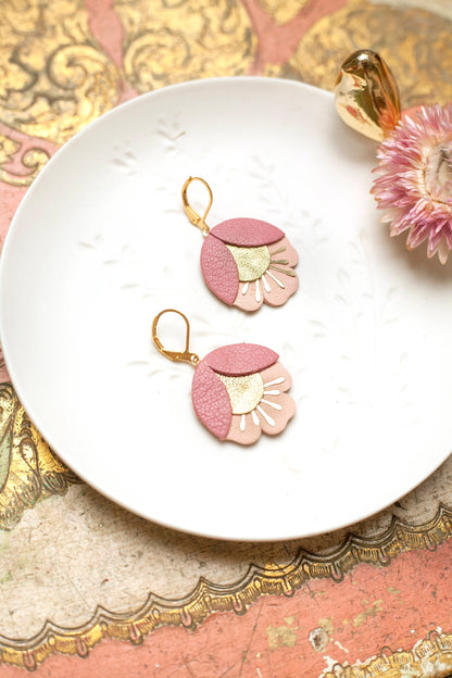 Boucles d'oreilles fleurs de cerisier cuir rose et doré, attaches laiton doré à l'or fin 24 carats hypoallergéniques
