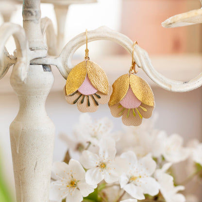 Boucles d'oreilles fleurs de cerisier cuir rose doré beige, Dormeuses laiton doré à l'or fin 24 carats hypoallergéniques