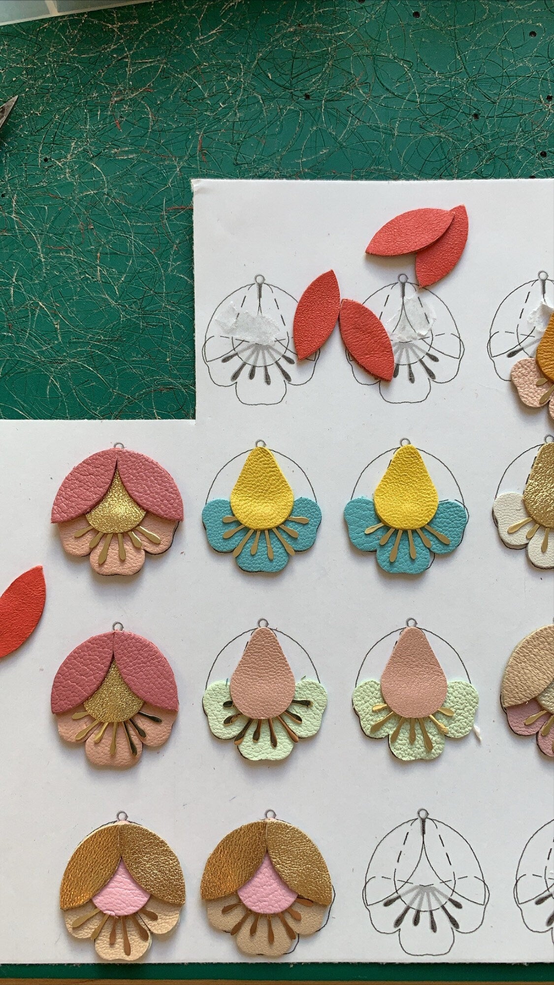 Boucles d'oreilles fleurs de cerisier cuir rose et doré, attaches laiton doré à l'or fin 24 carats hypoallergéniques