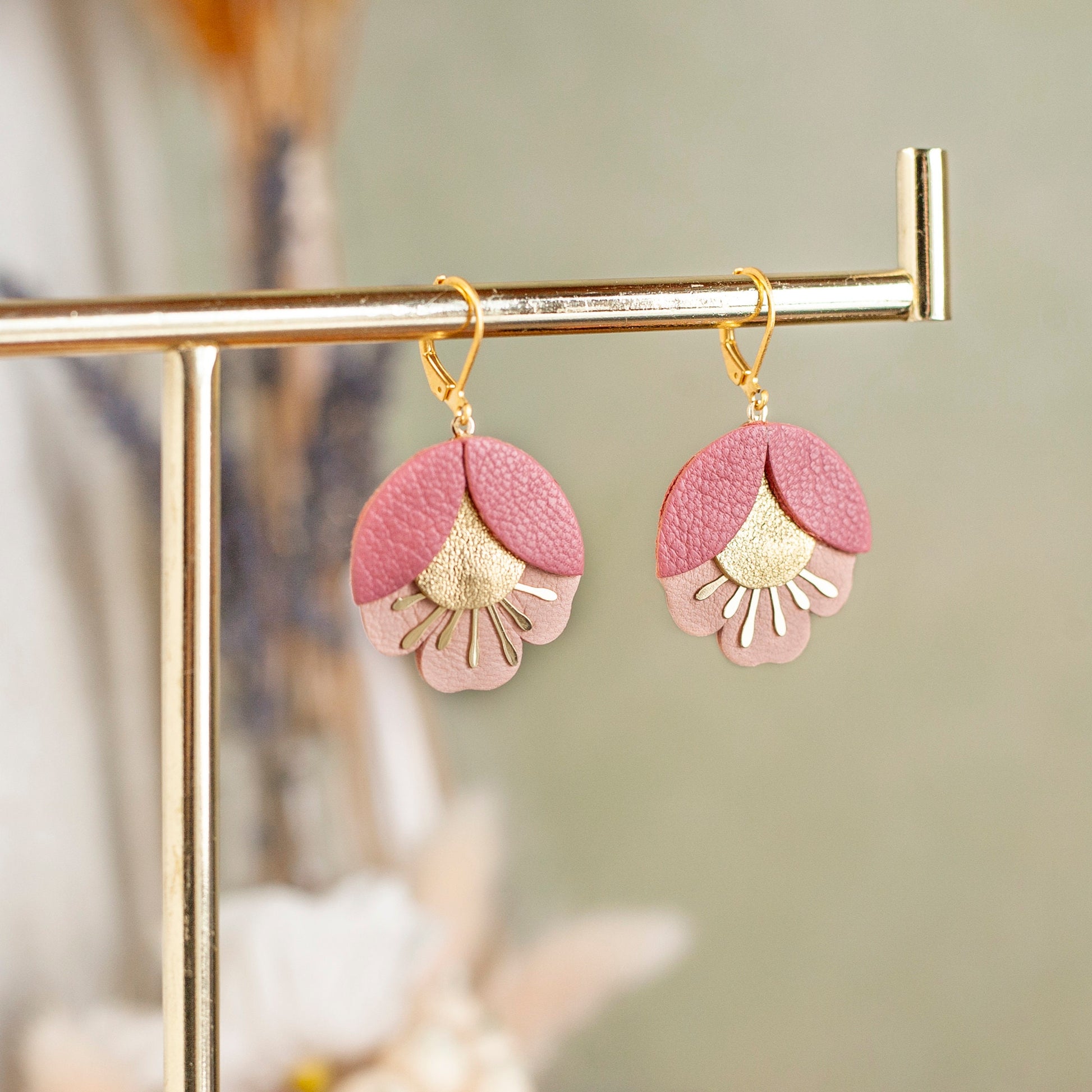 Boucles d'oreilles fleurs de cerisier cuir rose et doré, attaches laiton doré à l'or fin 24 carats hypoallergéniques