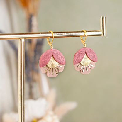 Boucles d'oreilles fleurs de cerisier cuir rose et doré, attaches laiton doré à l'or fin 24 carats hypoallergéniques