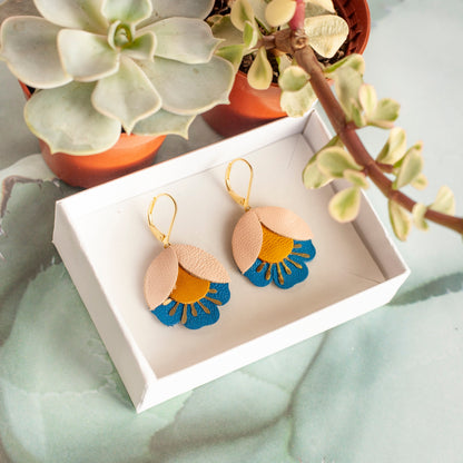 Boucles d'oreilles fleurs de cerisier cuir rose jaune bleu, Dormeuses laiton doré à l'or fin 24 carats hypoallergéniques