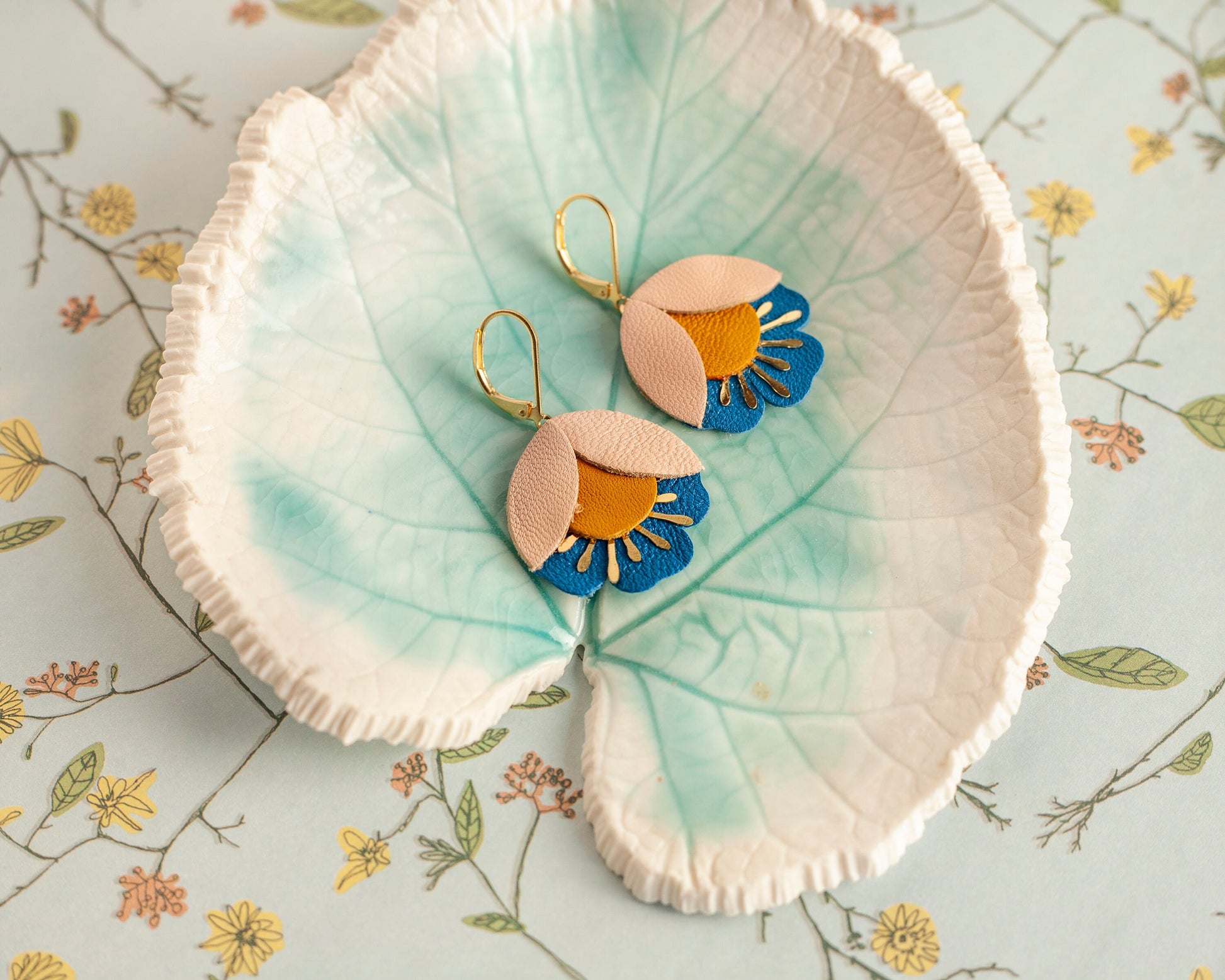 Boucles d'oreilles fleurs de cerisier cuir rose jaune bleu, Dormeuses laiton doré à l'or fin 24 carats hypoallergéniques