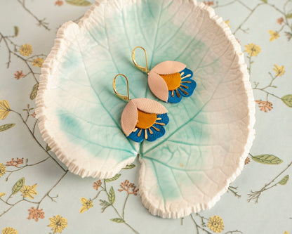 Boucles d'oreilles fleurs de cerisier cuir rose jaune bleu, Dormeuses laiton doré à l'or fin 24 carats hypoallergéniques