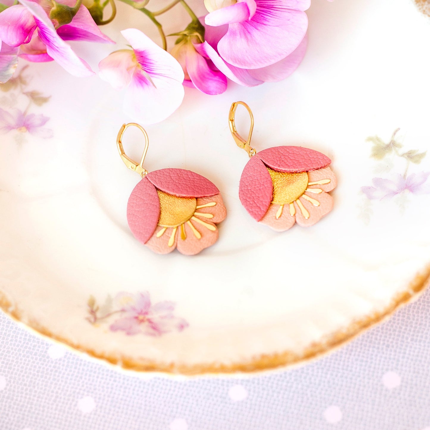 Boucles d'oreilles fleurs de cerisier cuir rose et doré, attaches laiton doré à l'or fin 24 carats hypoallergéniques