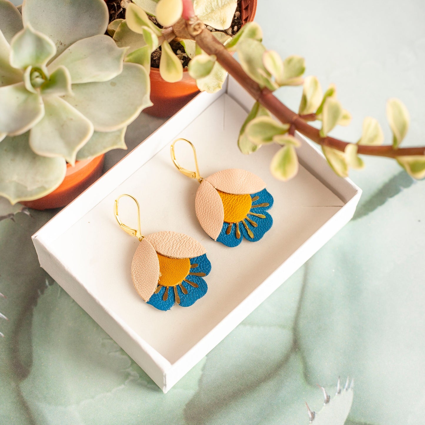 Boucles d'oreilles fleurs de cerisier cuir rose jaune bleu, Dormeuses laiton doré à l'or fin 24 carats hypoallergéniques