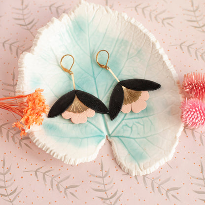 Boucles d'oreilles Fleur de Ginkgo cuir noir et rose chair, Dormeuses laiton doré à l'or fin 24 carats sans allergies