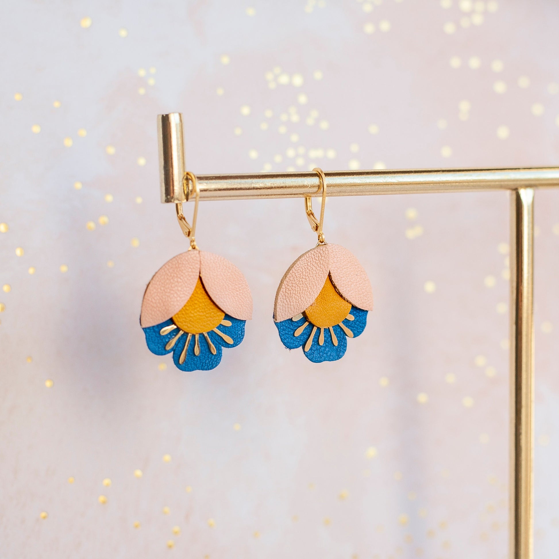 Boucles d'oreilles fleurs de cerisier cuir rose jaune bleu, Dormeuses laiton doré à l'or fin 24 carats hypoallergéniques