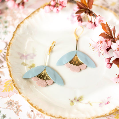 Boucles d'oreilles fleurs bleu ciel et rose pâle en cuir, Dormeuses en laiton doré à l'or fin 24 carats hypoallergéniques
