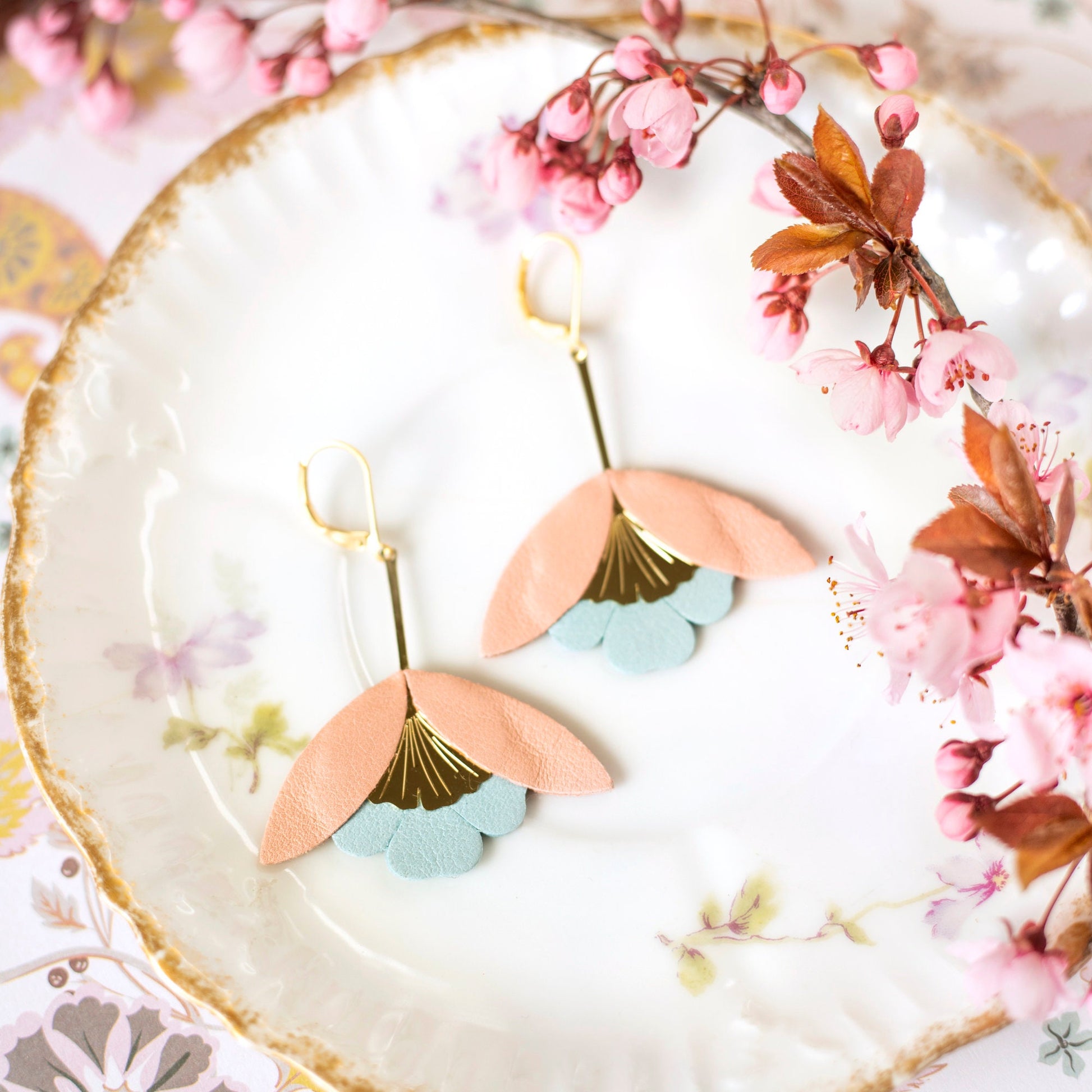 Boucles d'oreilles cuir recyclé rose chair bleu ciel Fleur de Ginkgo, Dormeuses en laiton doré à l'or fin 24 carats hypoallergéniques