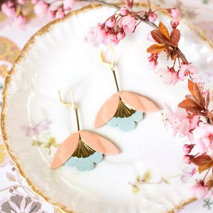Boucles d'oreilles cuir recyclé rose chair bleu ciel Fleur de Ginkgo, Dormeuses en laiton doré à l'or fin 24 carats hypoallergéniques