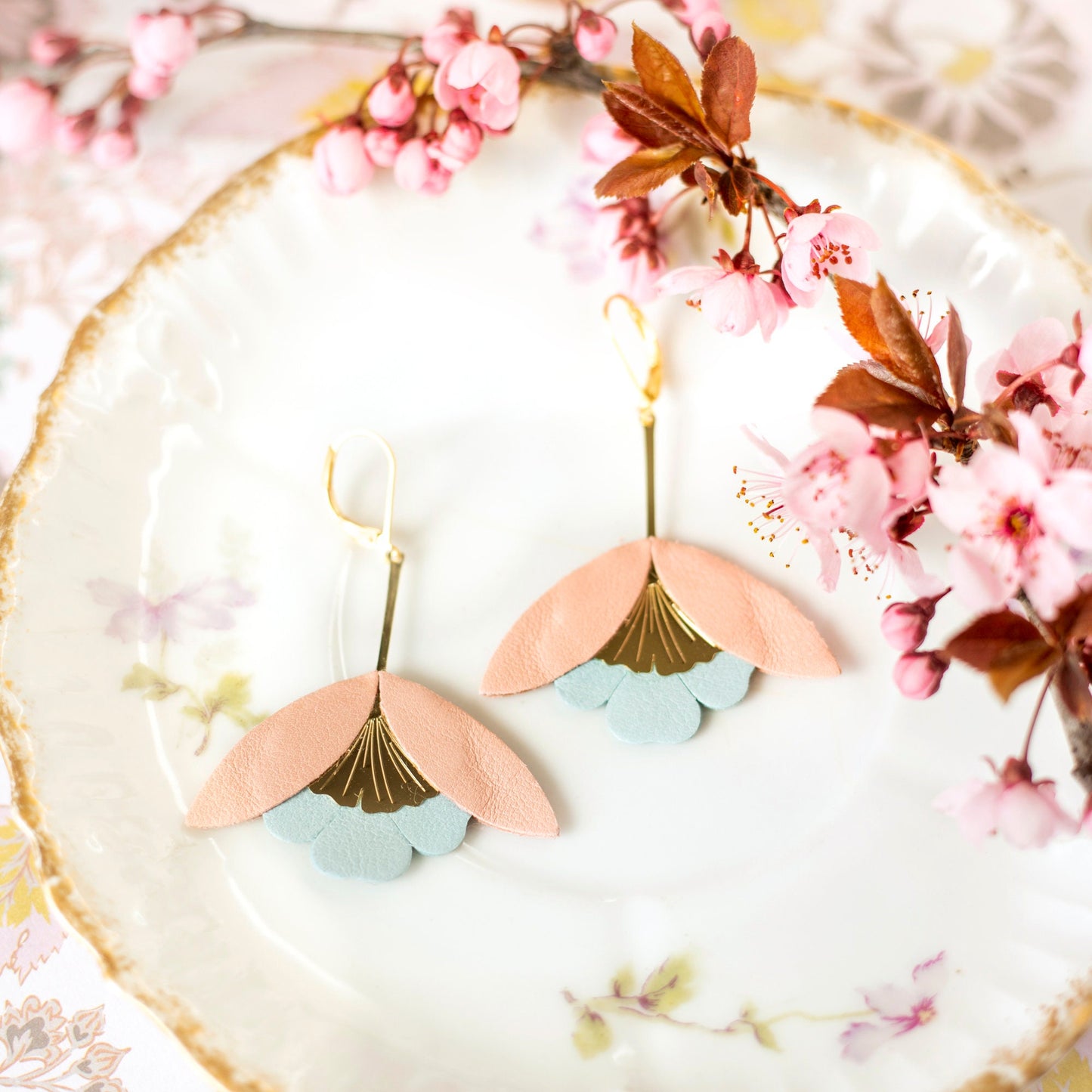 Boucles d'oreilles cuir recyclé rose chair bleu ciel Fleur de Ginkgo, Dormeuses en laiton doré à l'or fin 24 carats hypoallergéniques