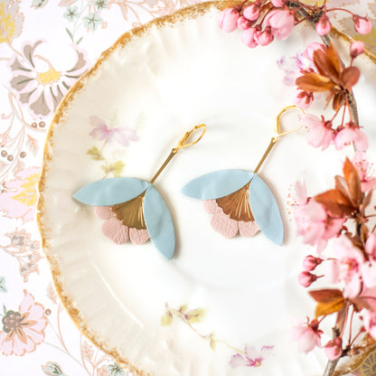Boucles d'oreilles fleurs bleu ciel et rose pâle en cuir, Dormeuses en laiton doré à l'or fin 24 carats hypoallergéniques