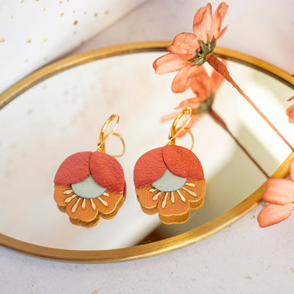 Boucles d'oreilles fleur de cerisier cuir rouge métallisé et ocre jaune, Dormeuses laiton doré à l'or fin 24 carats hypoallergéniques