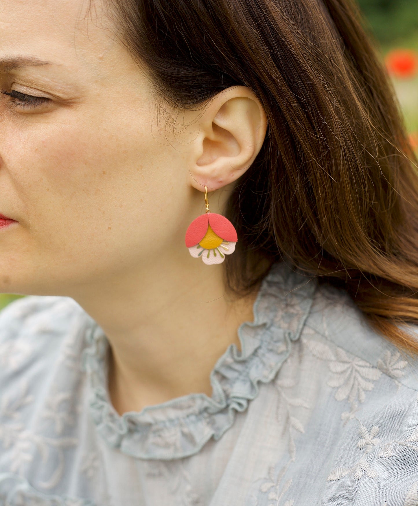 Boucles d'oreilles fleur de cerisier cuir rouge métallisé et ocre jaune, Dormeuses laiton doré à l'or fin 24 carats hypoallergéniques