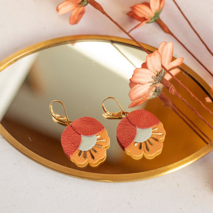 Boucles d'oreilles fleur de cerisier cuir rouge métallisé et ocre jaune, Dormeuses laiton doré à l'or fin 24 carats hypoallergéniques