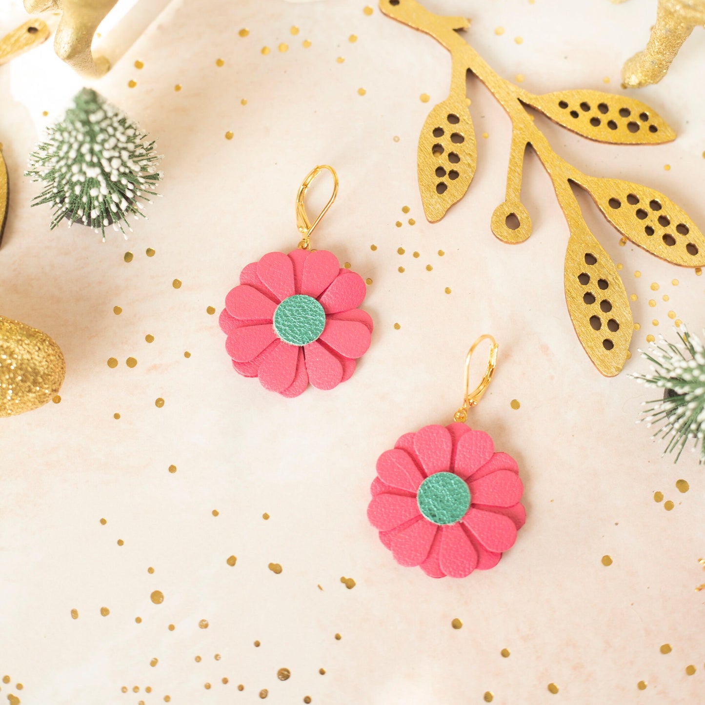 Boucles d'oreilles fleurs rondes en cuir, Couleur au choix, Dormeuses laiton doré à l'or fin hypoallergéniques