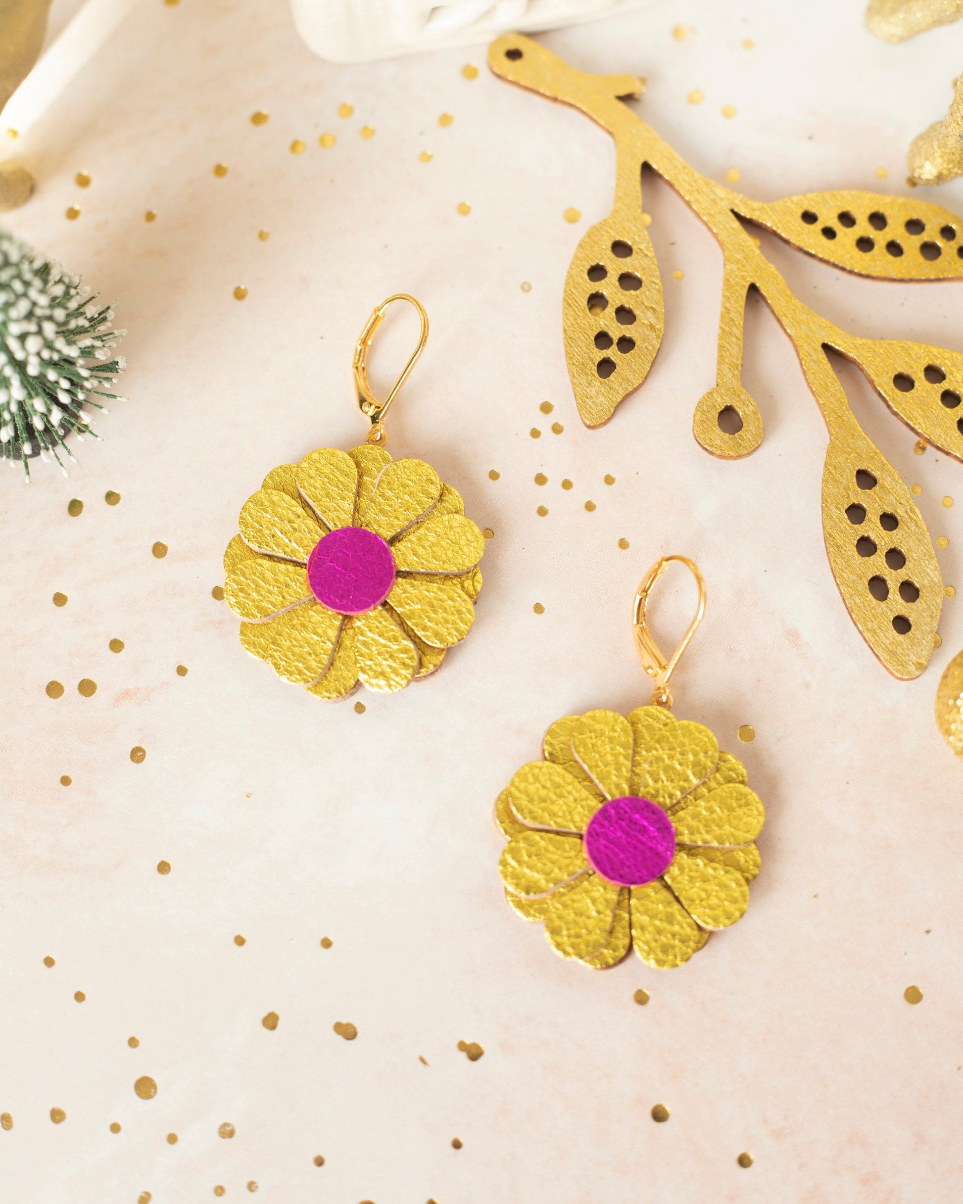 Boucles d'oreilles fleurs rondes en cuir, Couleur au choix, Dormeuses laiton doré à l'or fin hypoallergéniques