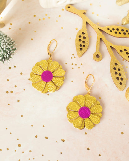 Boucles d'oreilles fleurs rondes en cuir, Couleur au choix, Dormeuses laiton doré à l'or fin hypoallergéniques