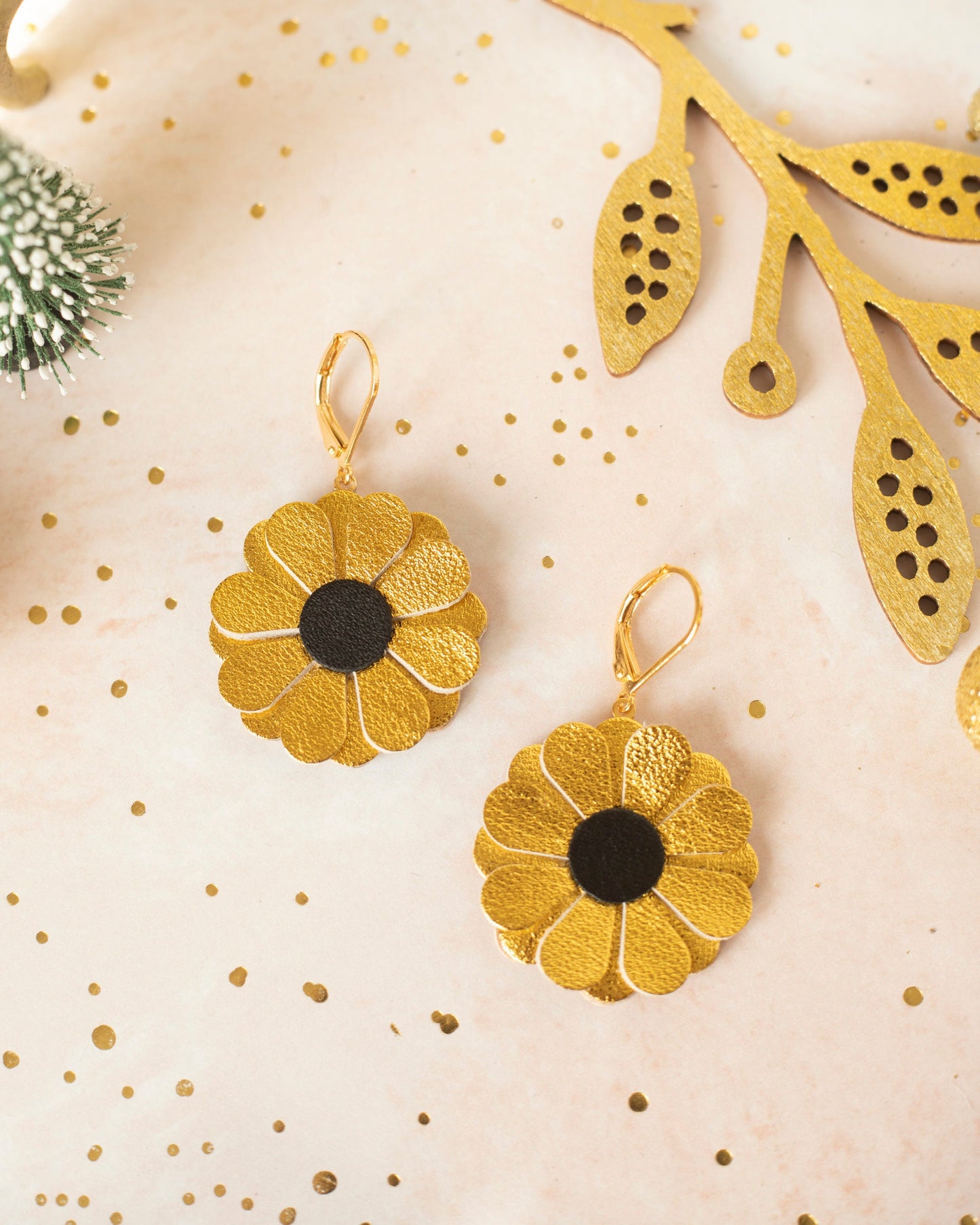 Boucles d'oreilles fleurs rondes en cuir, Couleur au choix, Dormeuses laiton doré à l'or fin hypoallergéniques