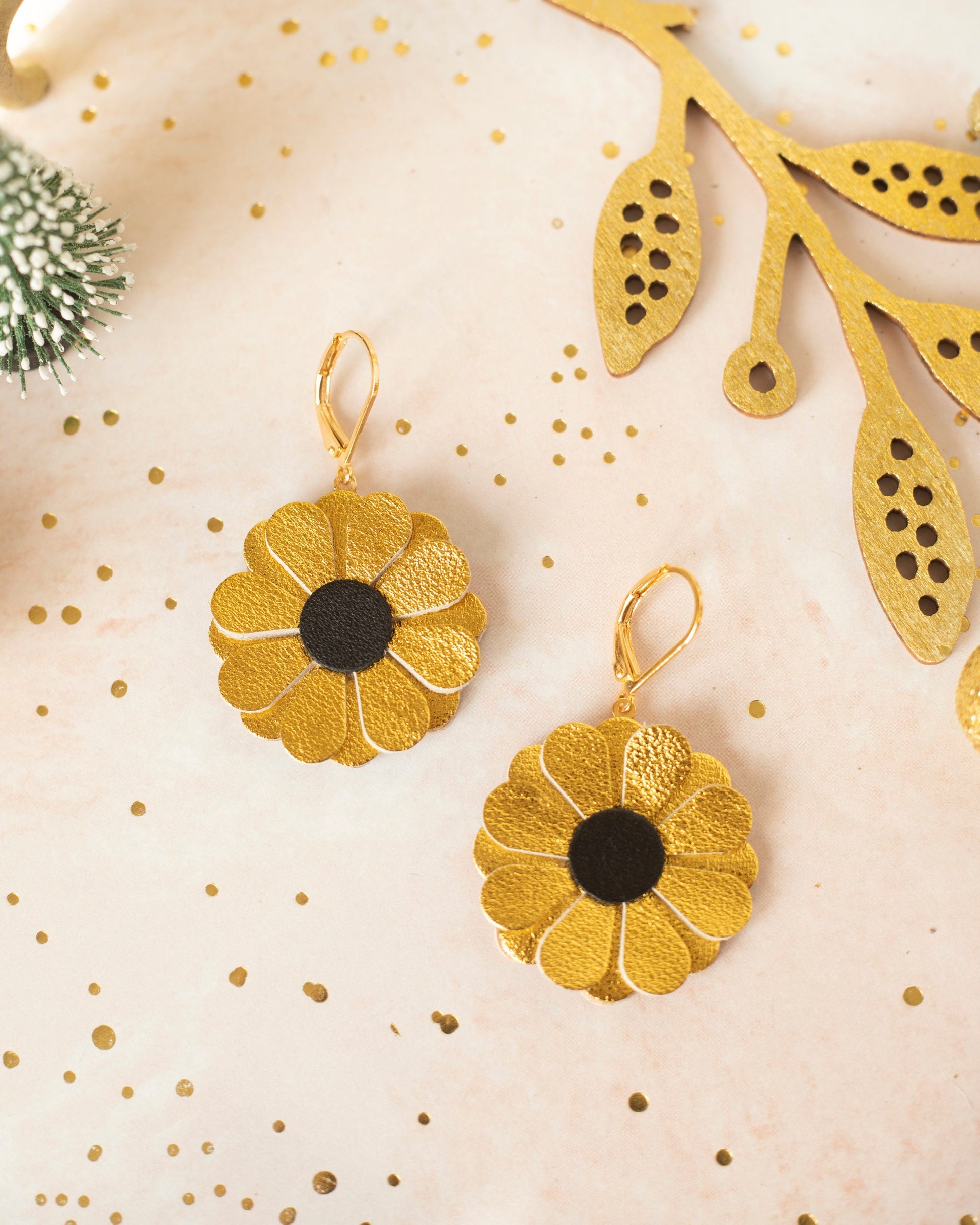 Boucles d'oreilles fleurs rondes en cuir, Couleur au choix, Dormeuses laiton doré à l'or fin hypoallergéniques