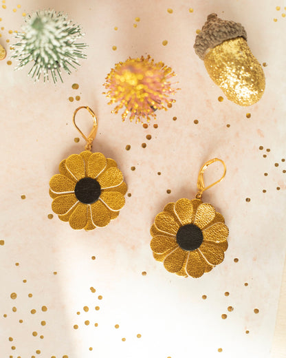 Boucles d'oreilles fleurs rondes en cuir, Couleur au choix, Dormeuses laiton doré à l'or fin hypoallergéniques