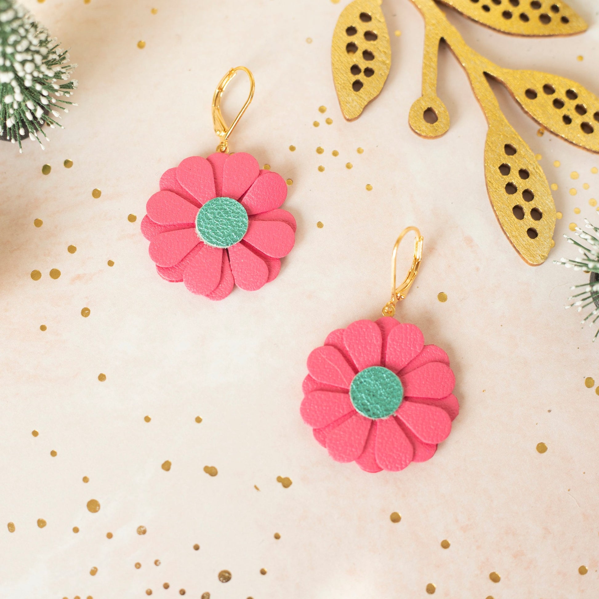Boucles d'oreilles fleurs rondes en cuir, Couleur au choix, Dormeuses laiton doré à l'or fin hypoallergéniques