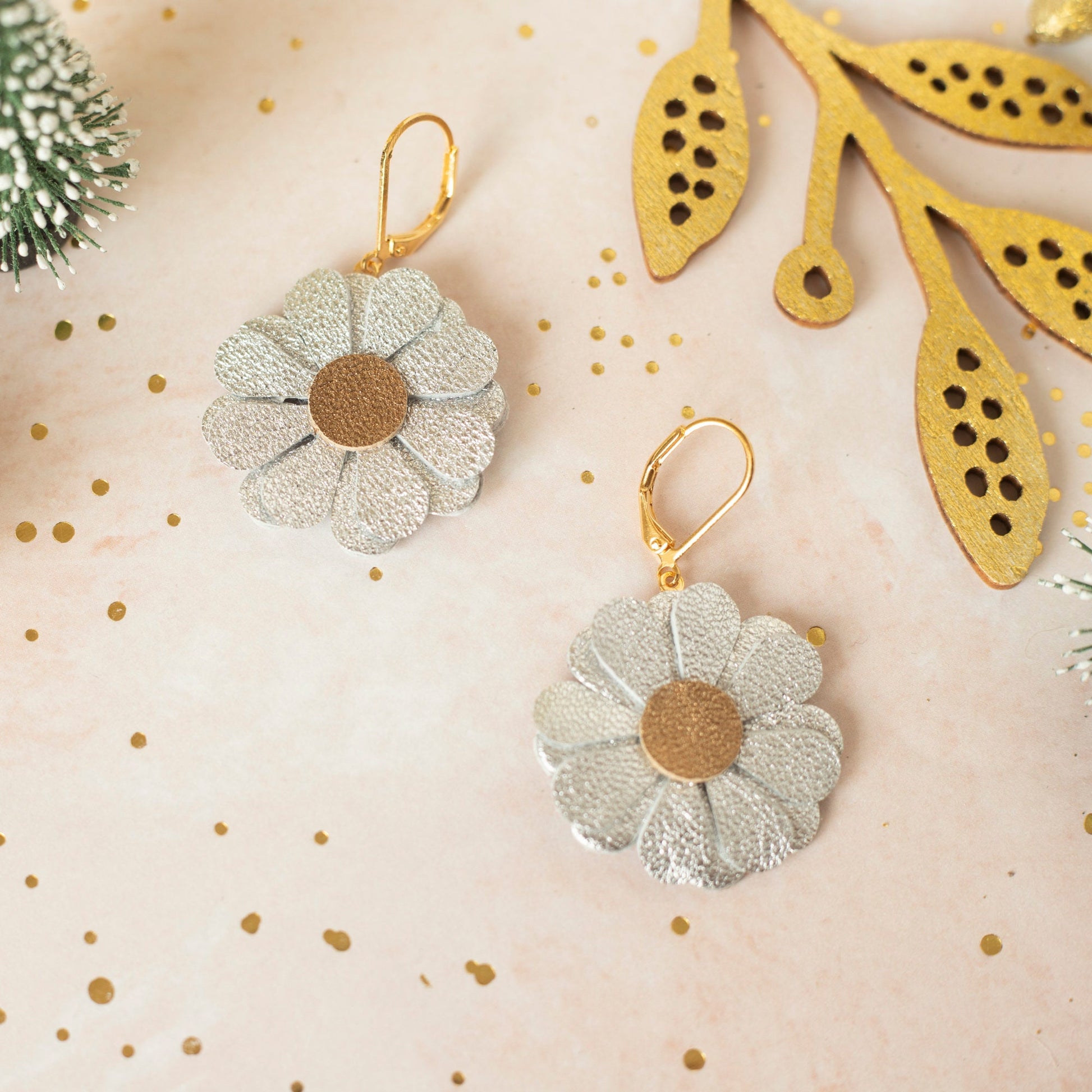 Boucles d'oreilles fleurs rondes en cuir, Couleur au choix, Dormeuses laiton doré à l'or fin hypoallergéniques