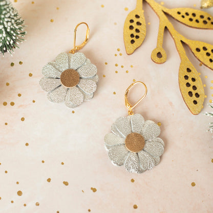 Boucles d'oreilles fleurs rondes en cuir, Couleur au choix, Dormeuses laiton doré à l'or fin hypoallergéniques