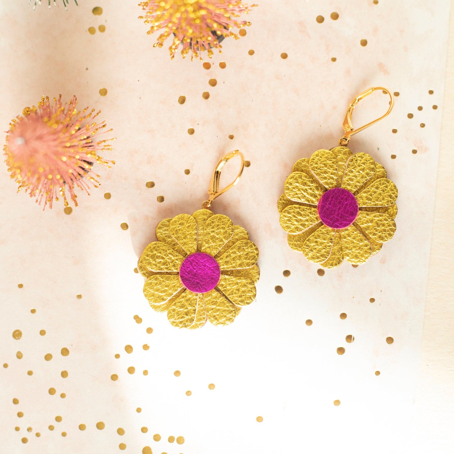 Boucles d'oreilles fleurs rondes en cuir, Couleur au choix, Dormeuses laiton doré à l'or fin hypoallergéniques