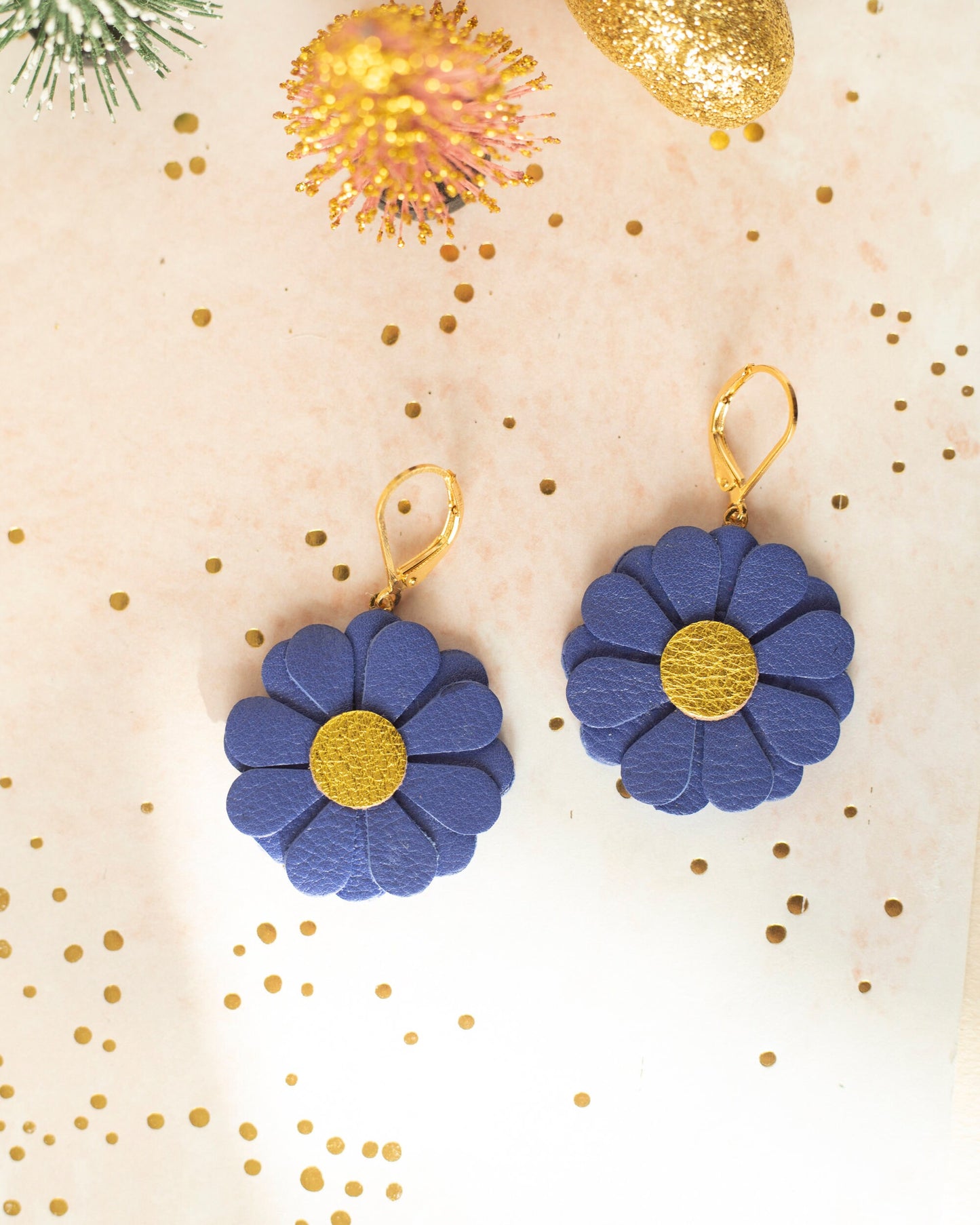 Boucles d'oreilles fleurs rondes en cuir, Couleur au choix, Dormeuses laiton doré à l'or fin hypoallergéniques