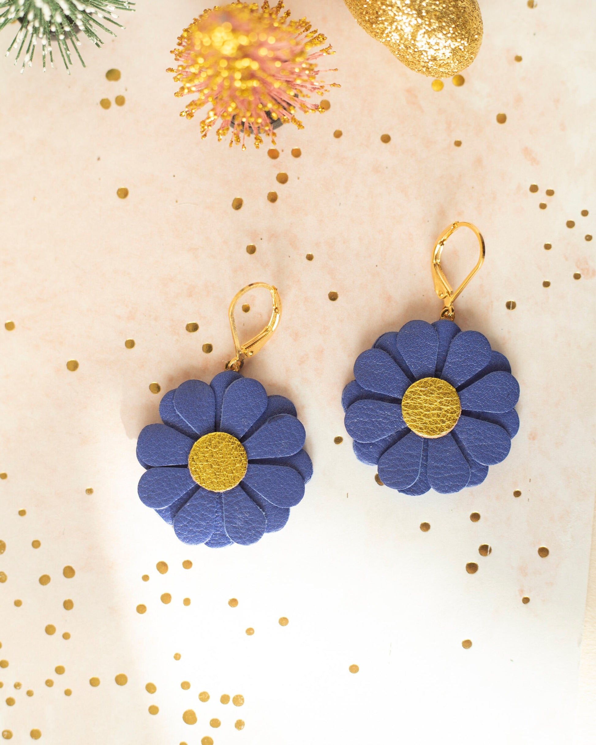 Boucles d'oreilles fleurs rondes en cuir, Couleur au choix, Dormeuses laiton doré à l'or fin hypoallergéniques