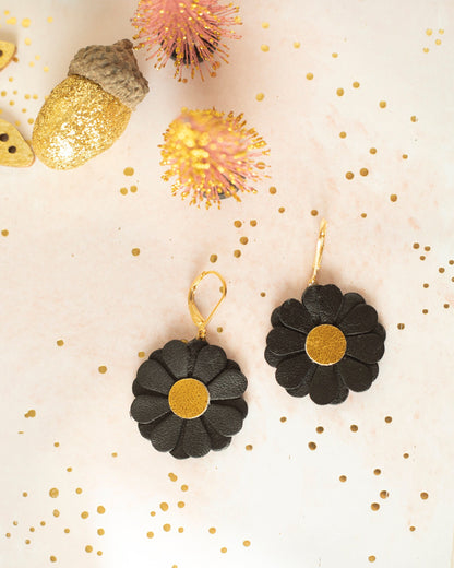 Boucles d'oreilles fleurs rondes en cuir, Couleur au choix, Dormeuses laiton doré à l'or fin hypoallergéniques