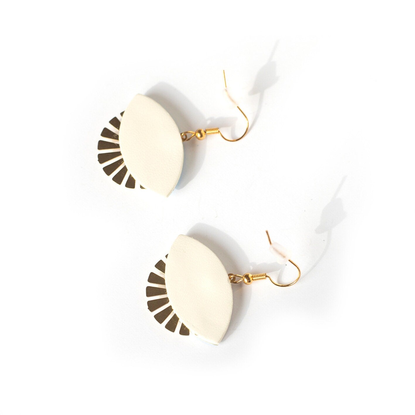 Boucles d'oreilles Clin d'Oeil en cuir recyclé bleu et crochets laiton doré hypoallergéniques, amulette talisman porte-bonheur