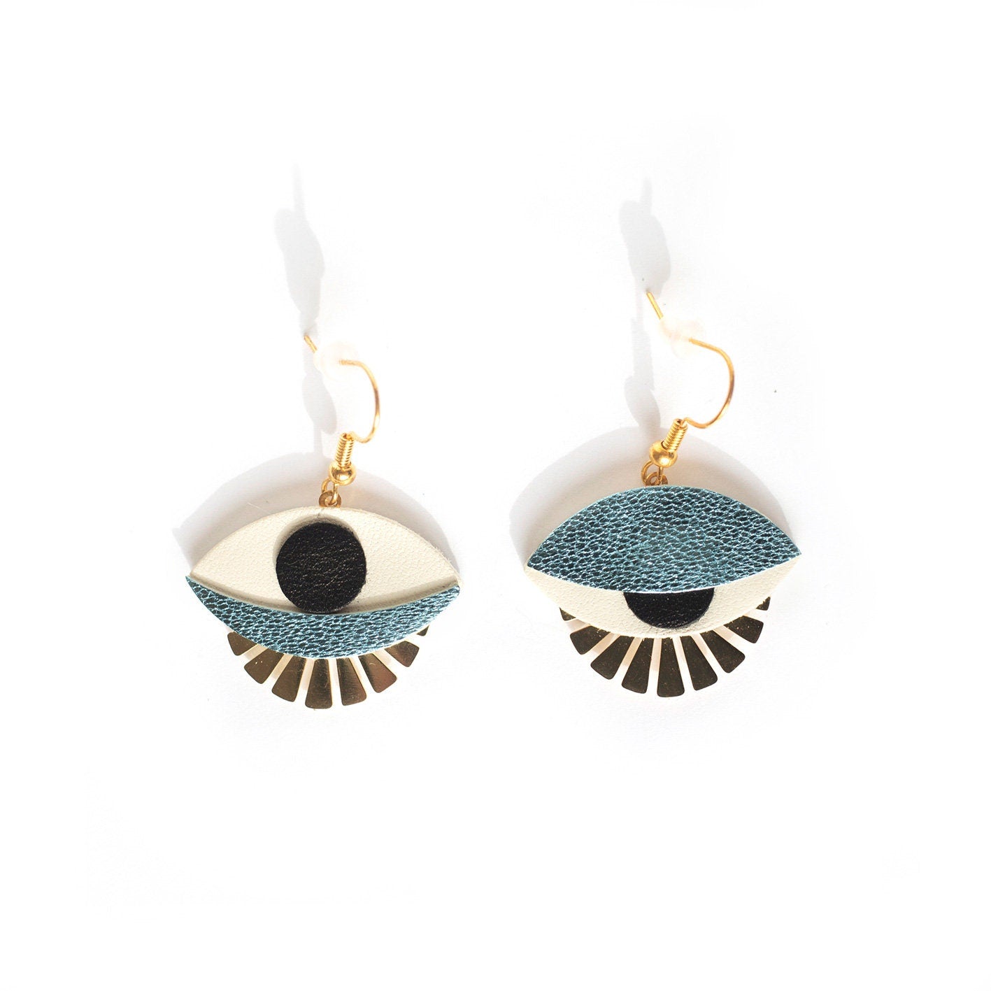 Boucles d'oreilles Clin d'Oeil en cuir recyclé bleu et crochets laiton doré hypoallergéniques, amulette talisman porte-bonheur