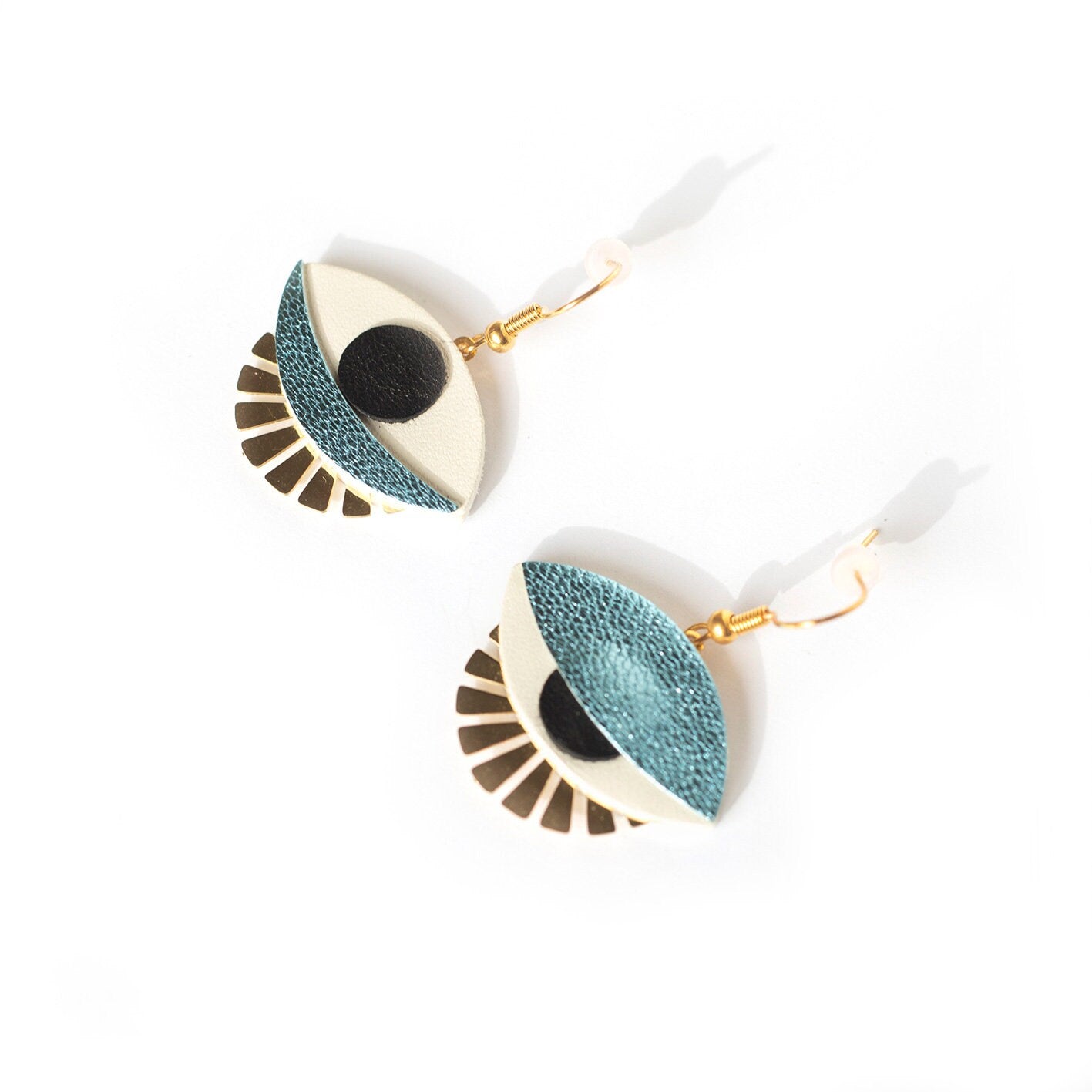 Boucles d'oreilles Clin d'Oeil en cuir recyclé bleu et crochets laiton doré hypoallergéniques, amulette talisman porte-bonheur