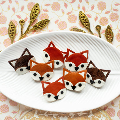 pin's tête de renard roux en cuir marron et blanc, fait à la main à partir de chutes de cuir recyclé