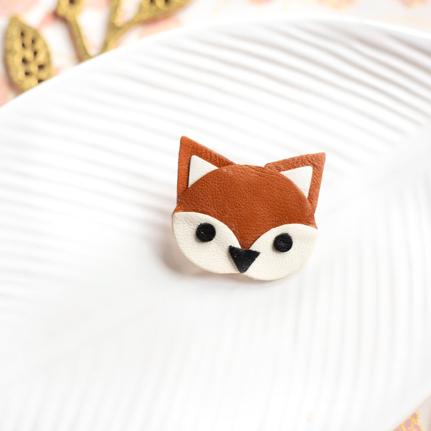 pin's tête de renard roux en cuir marron et blanc, fait à la main à partir de chutes de cuir recyclé