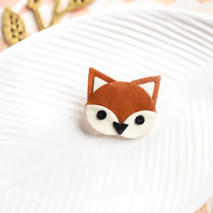 pin's tête de renard roux en cuir marron et blanc, fait à la main à partir de chutes de cuir recyclé