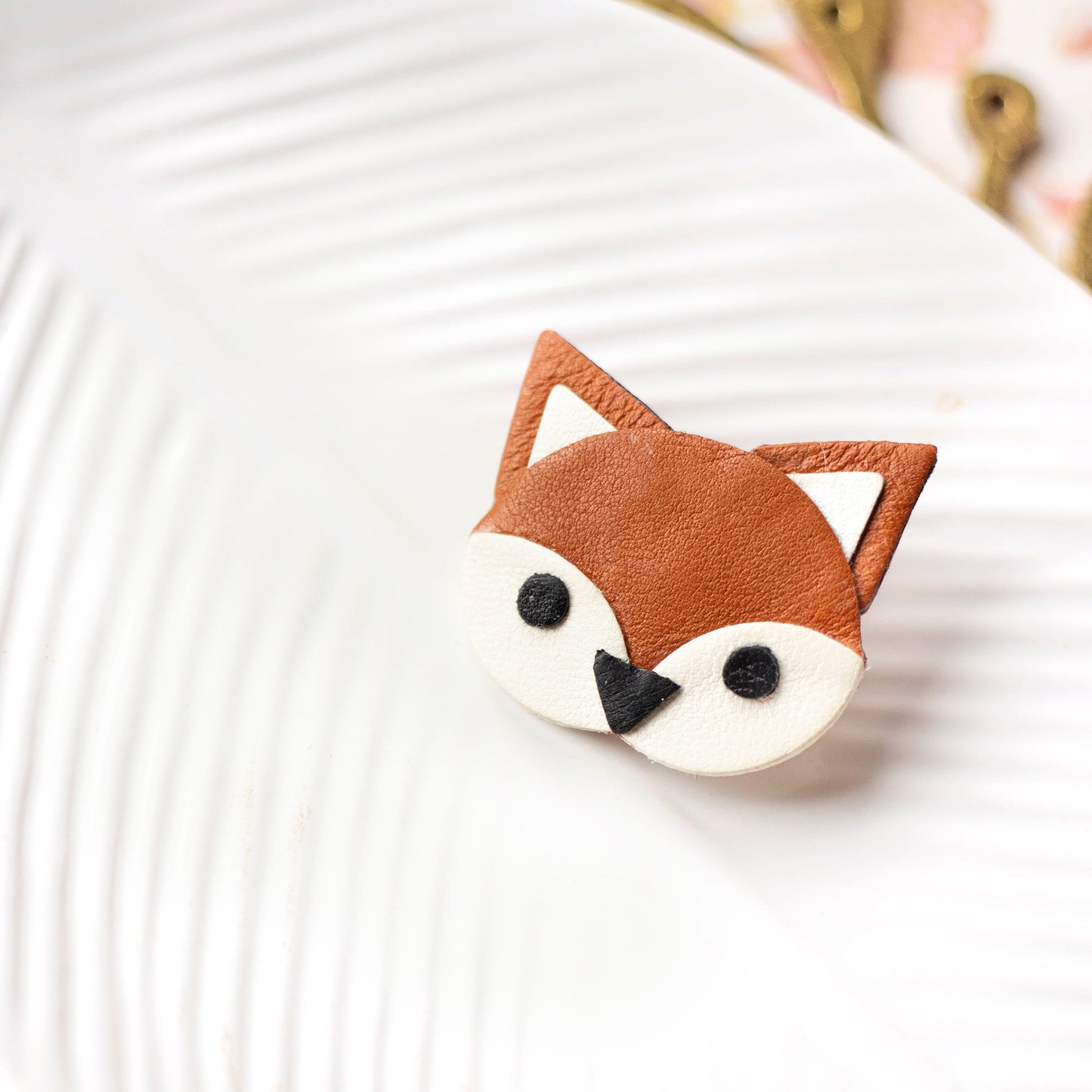 pin's tête de renard roux en cuir marron et blanc, fait à la main à partir de chutes de cuir recyclé