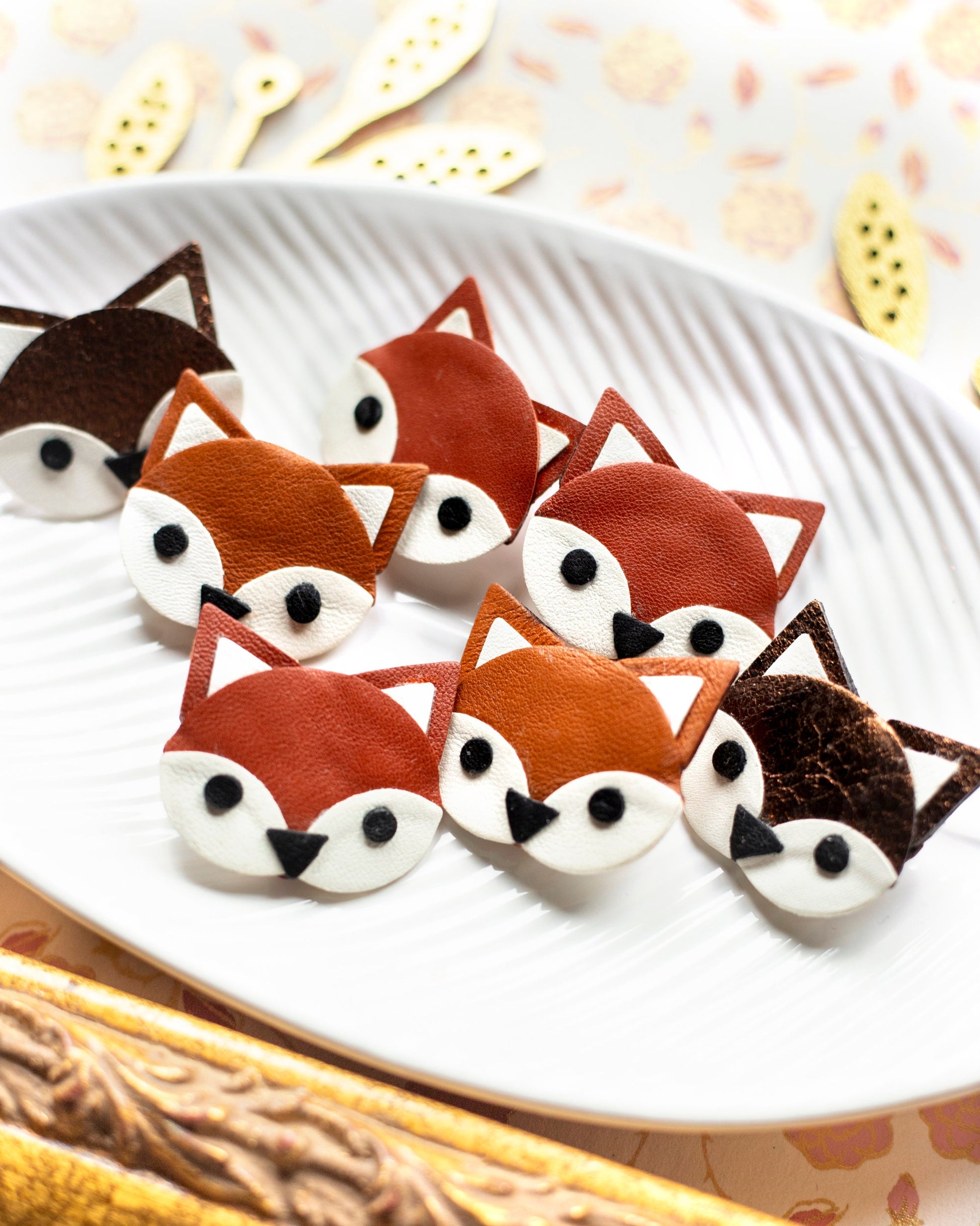 pin's tête de renard roux en cuir marron et blanc, fait à la main à partir de chutes de cuir recyclé