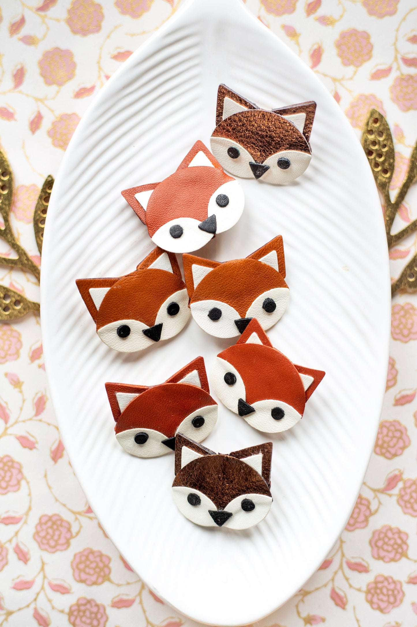 pin's tête de renard roux en cuir marron et blanc, fait à la main à partir de chutes de cuir recyclé