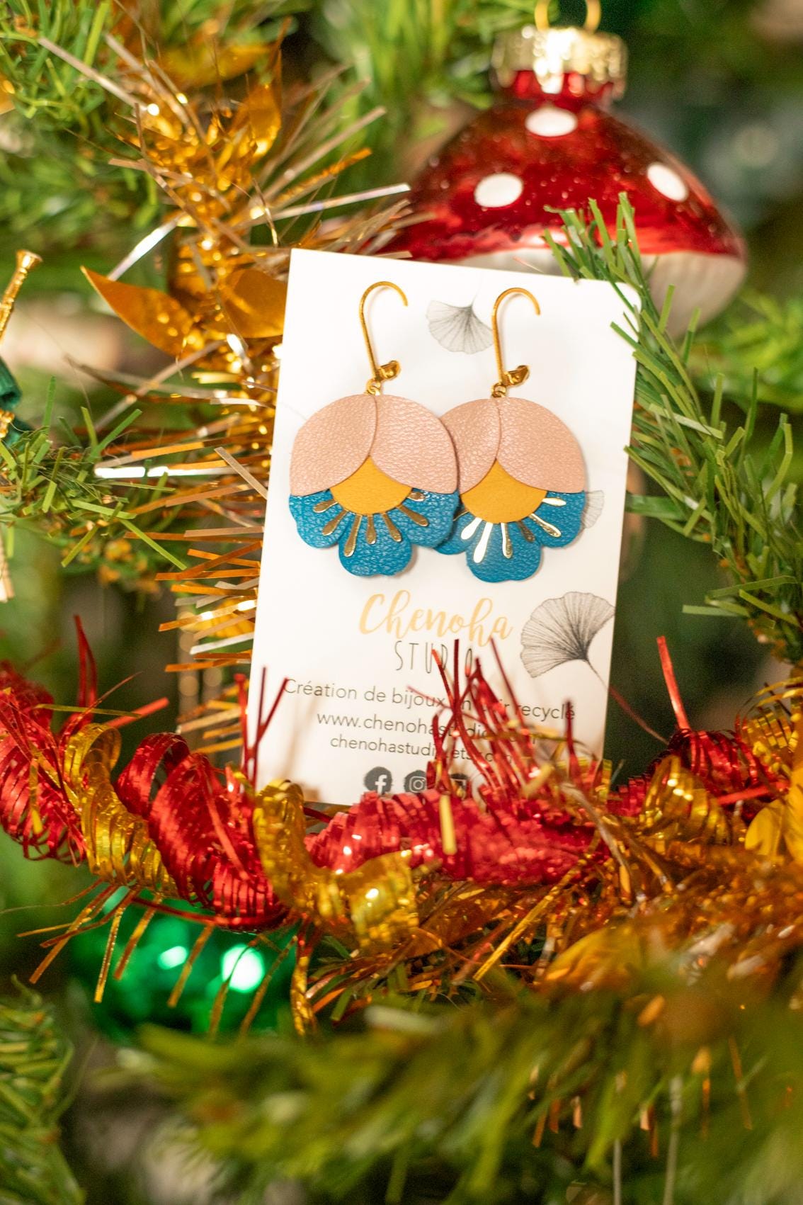 Boucles d'oreilles fleurs de cerisier cuir rose jaune bleu, Dormeuses laiton doré à l'or fin 24 carats hypoallergéniques