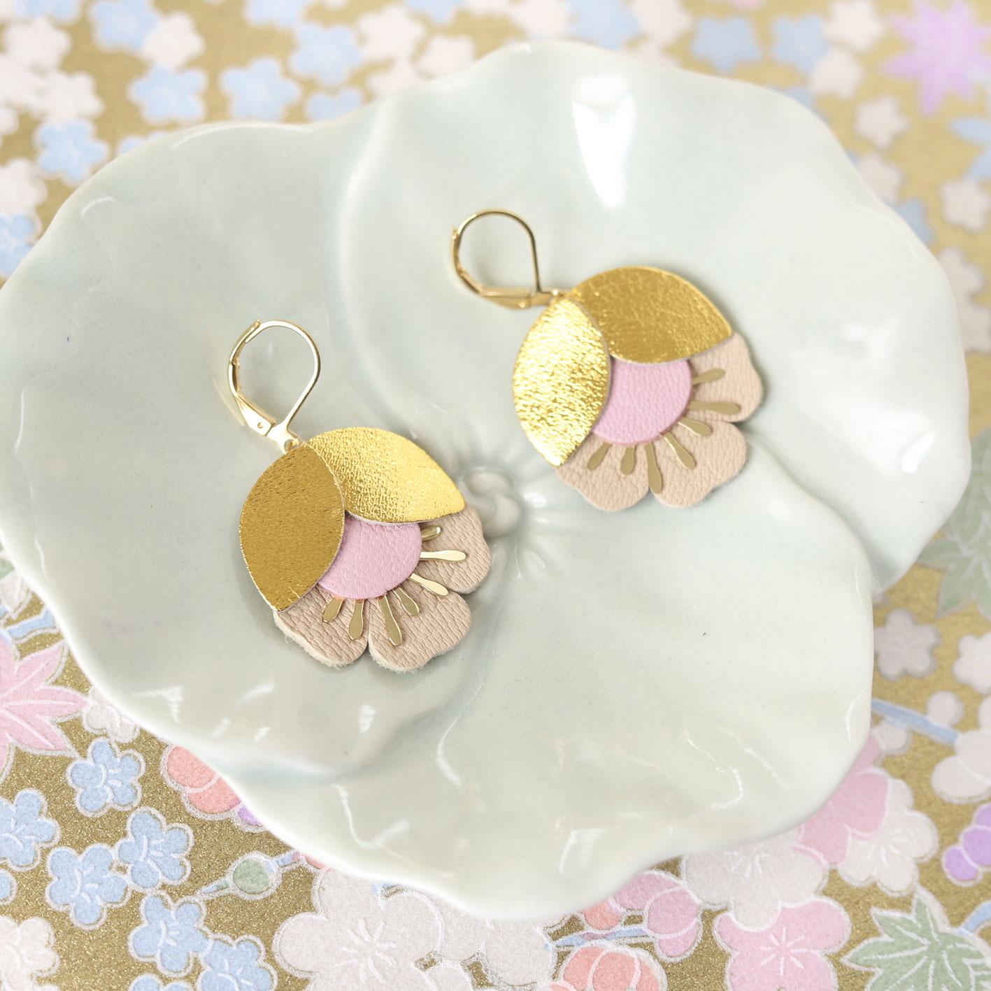 Boucles d'oreilles fleurs de cerisier cuir rose doré beige, Dormeuses laiton doré à l'or fin 24 carats hypoallergéniques