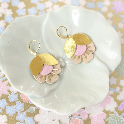 Boucles d'oreilles fleurs de cerisier cuir rose doré beige, Dormeuses laiton doré à l'or fin 24 carats hypoallergéniques