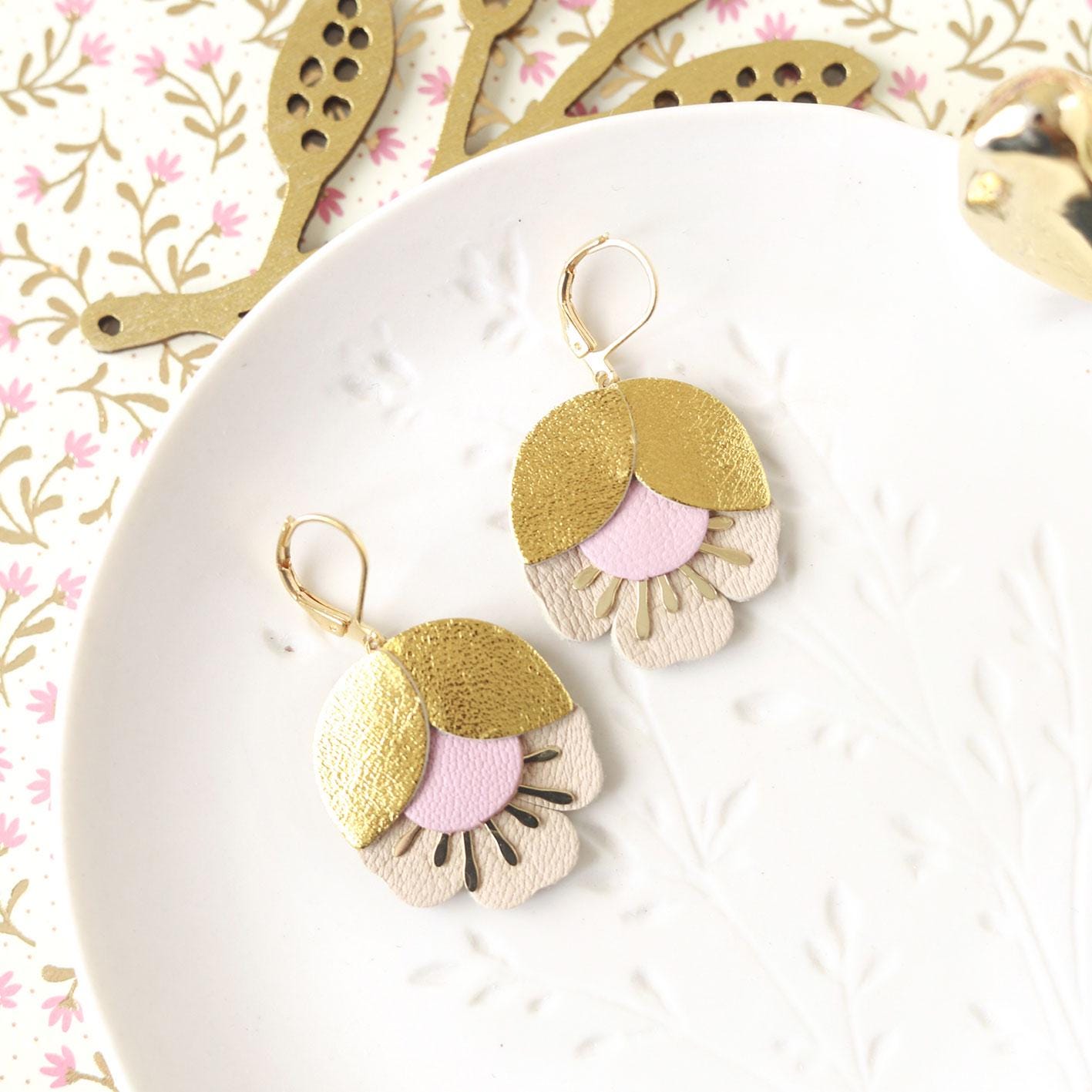Boucles d'oreilles fleurs de cerisier cuir rose doré beige, Dormeuses laiton doré à l'or fin 24 carats hypoallergéniques
