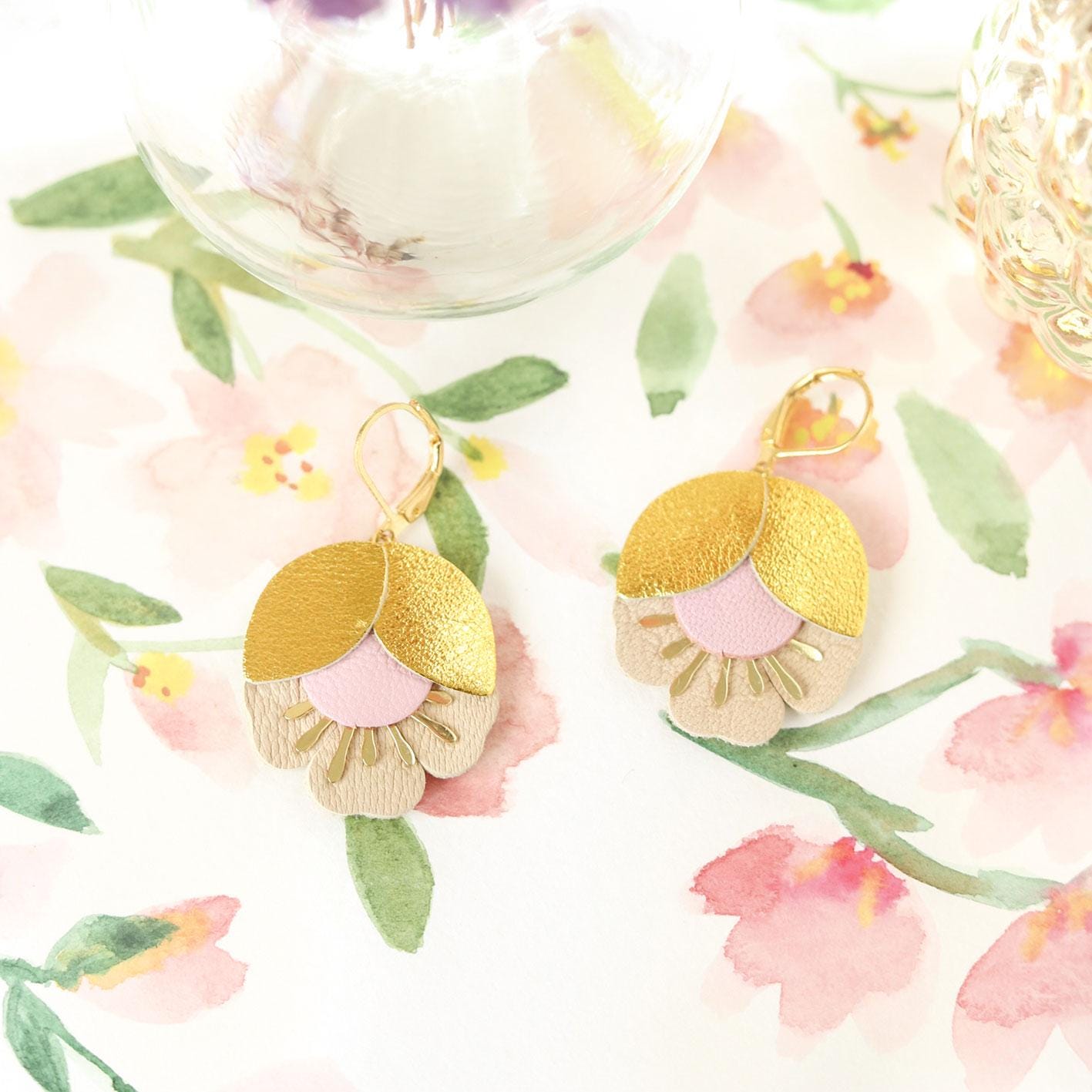 Boucles d'oreilles fleurs de cerisier cuir rose doré beige, Dormeuses laiton doré à l'or fin 24 carats hypoallergéniques